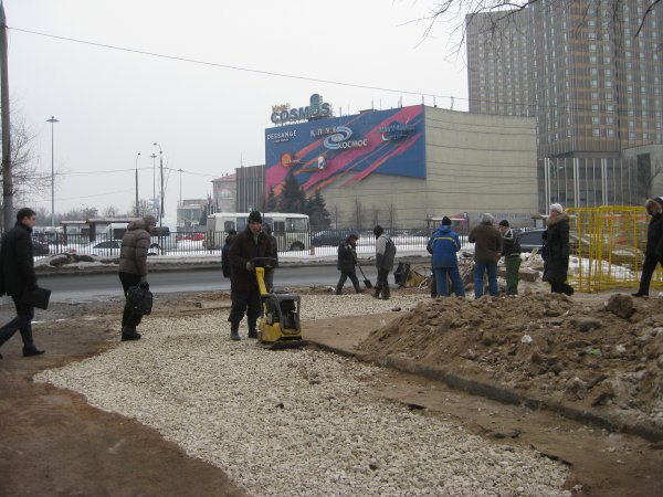 Лужков, уходя, сказал Собянину, что под одним из московских тротуаров зарыт клад (с) Лужков, уходя, сказал Собянину, что под одним из московских тротуаров зарыт клад (с)